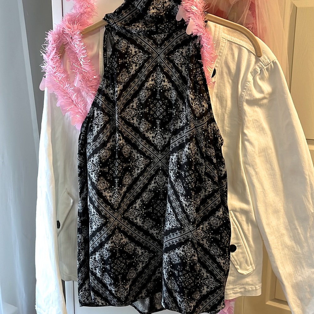 Banana republic black and white sleeveless silky top with tie neck size S